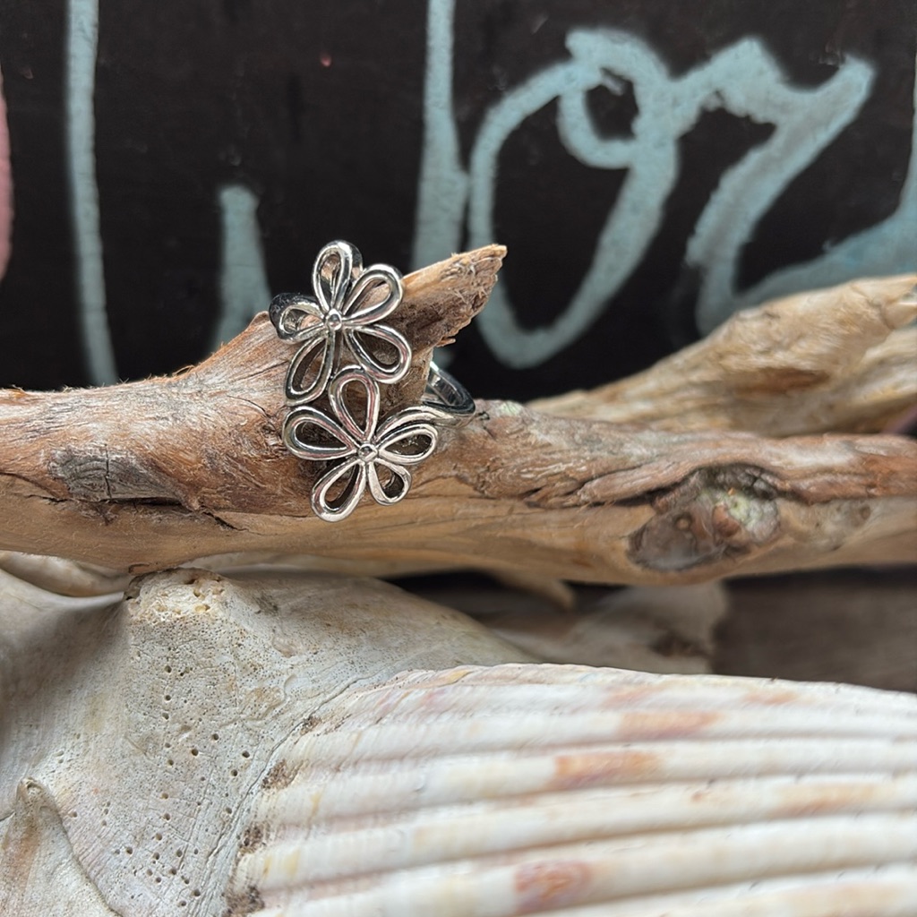 Nwt Elegant Silver Floral Ring